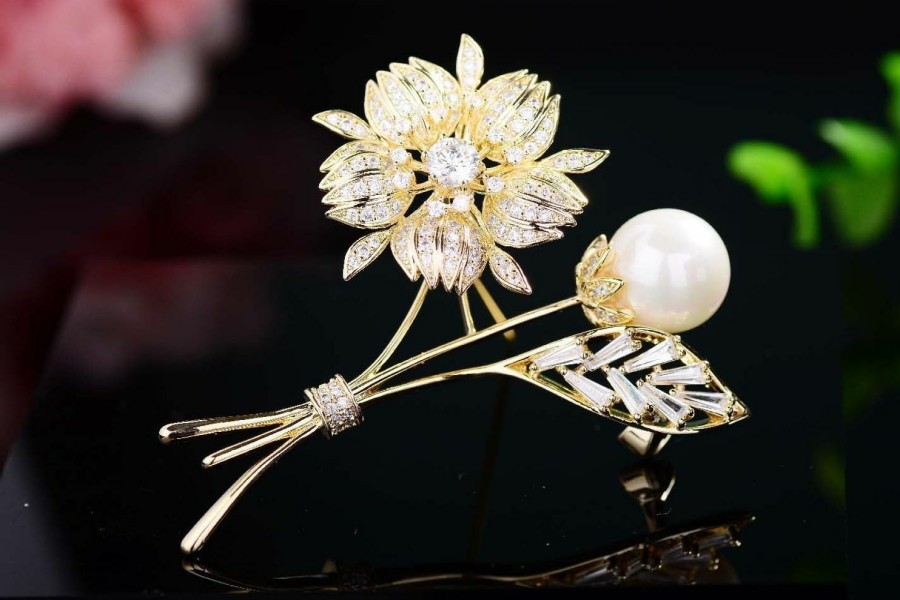 Gemlux 14K Gold Crystal Flower Brooch, Exquisite Design Shiny Pearl Flower Brooch, Gift For Mom, Lover, Friends Best